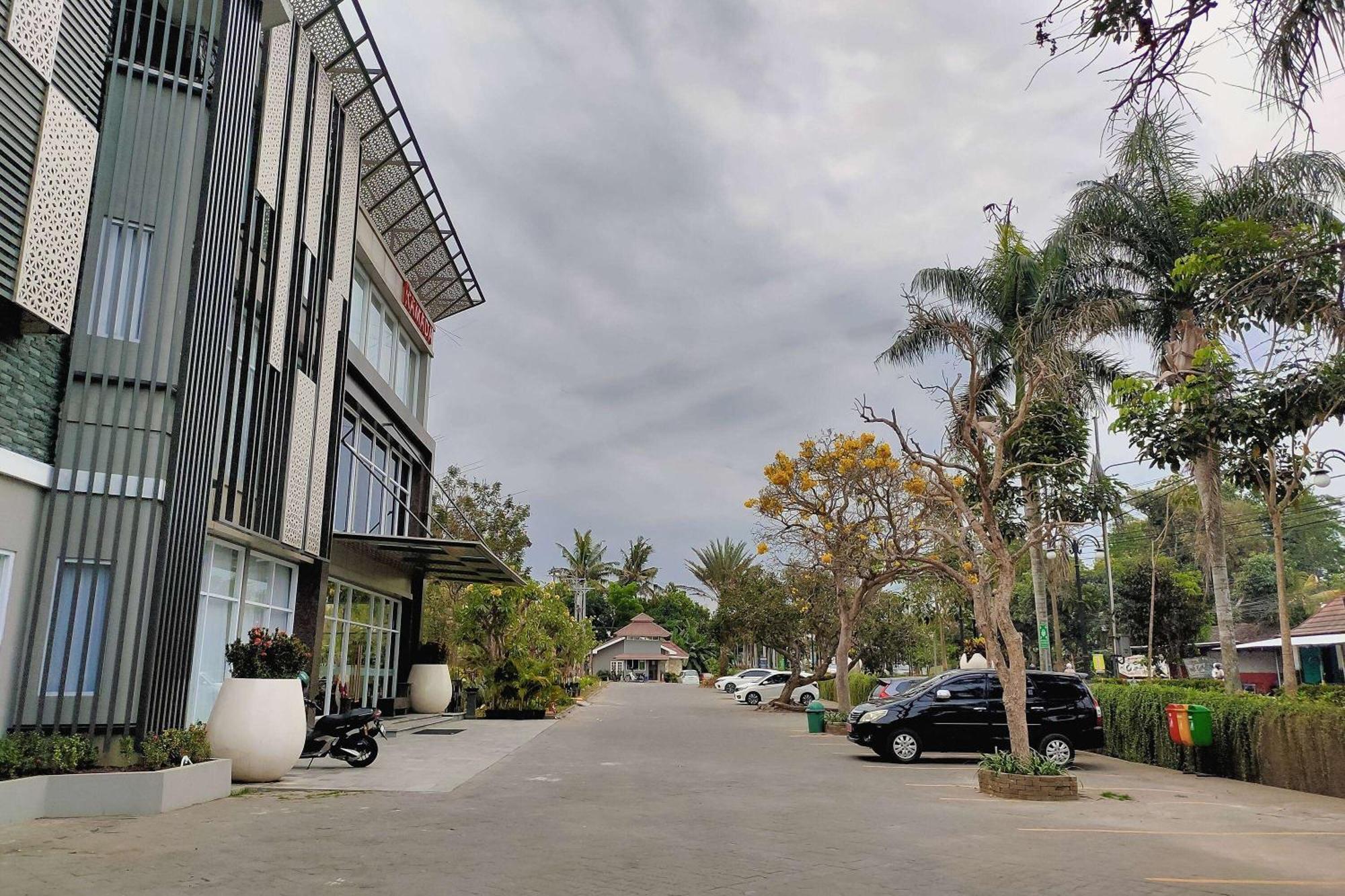 Ramada By Wyndham Yogyakarta Hotel Sleman  Exterior photo